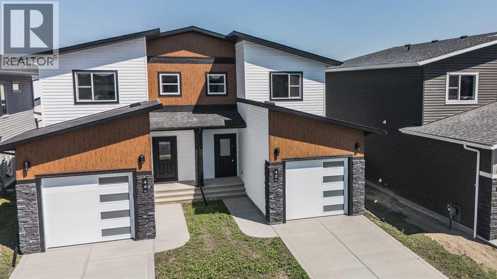 Single Family House for Sale in  Earl Close Evergreen Red Deer 