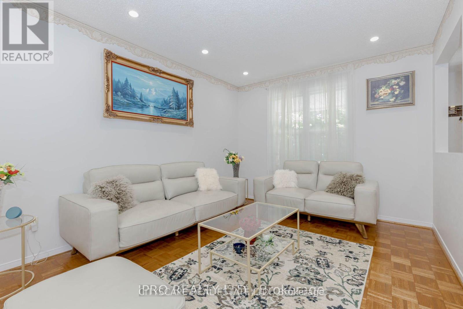 Photo 10 of 6906 Hickling Crescent N, Mississauga ON