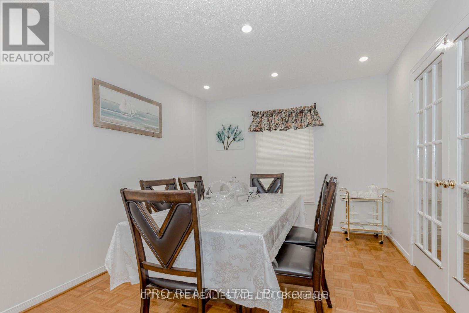 Photo 12 of 6906 Hickling Crescent N, Mississauga ON