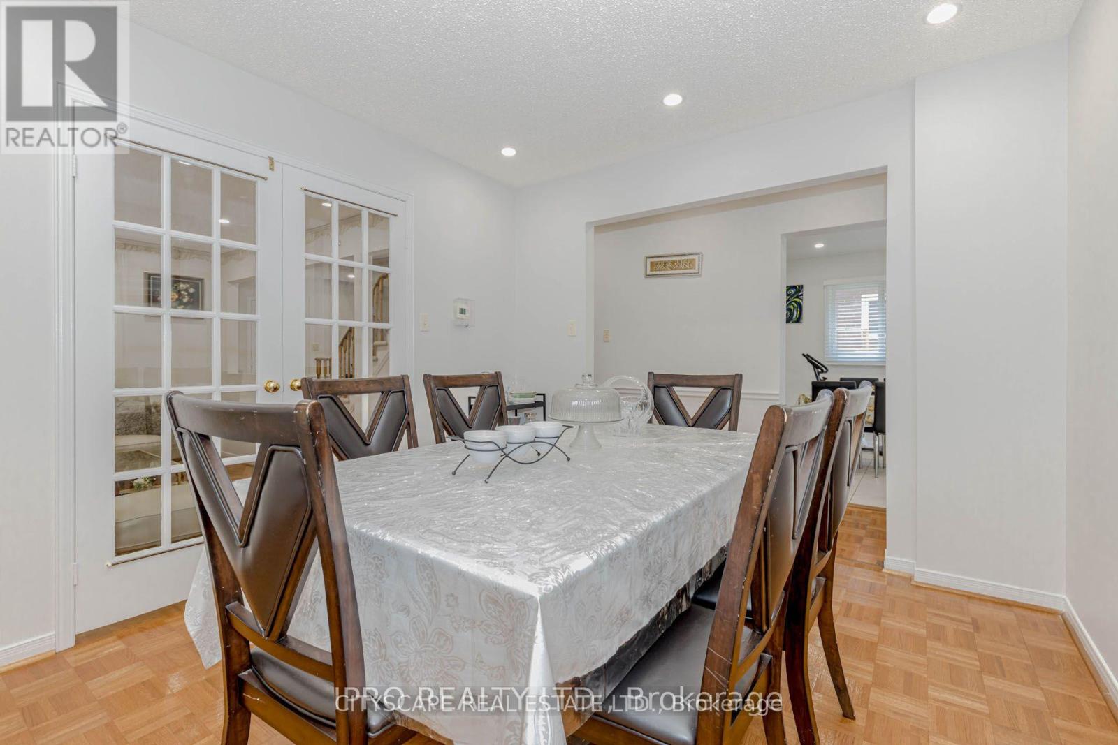 Photo 13 of 6906 Hickling Crescent N, Mississauga ON