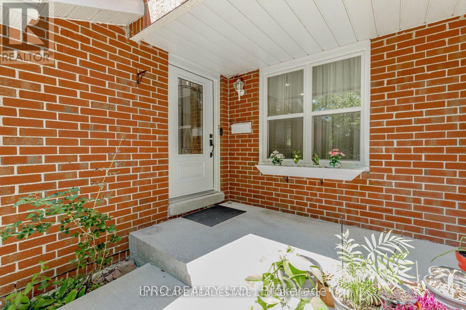 Photo 4 of 6906 Hickling Crescent N, Mississauga ON