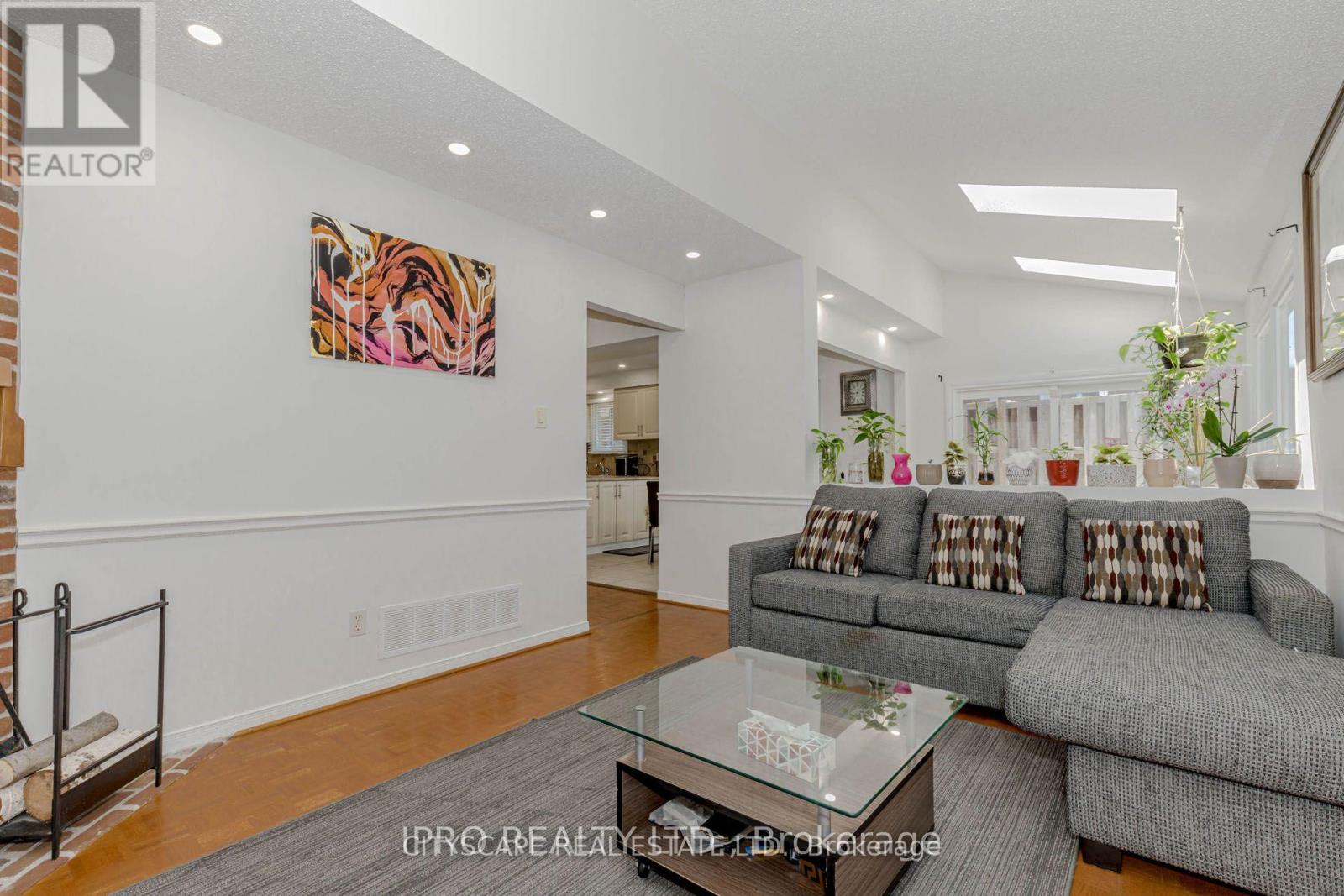 Photo 17 of 6906 Hickling Crescent N, Mississauga ON