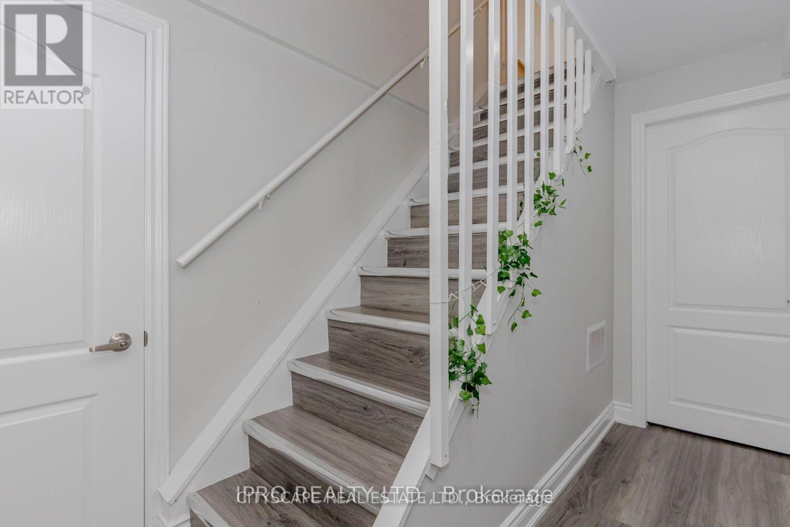 Photo 38 of 6906 Hickling Crescent N, Mississauga ON