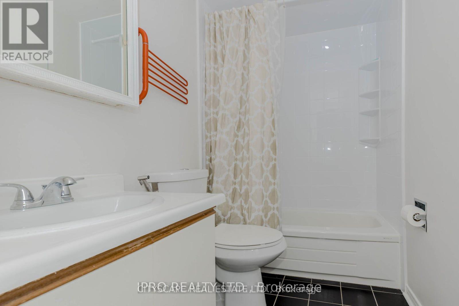 Photo 33 of 6906 Hickling Crescent N, Mississauga ON