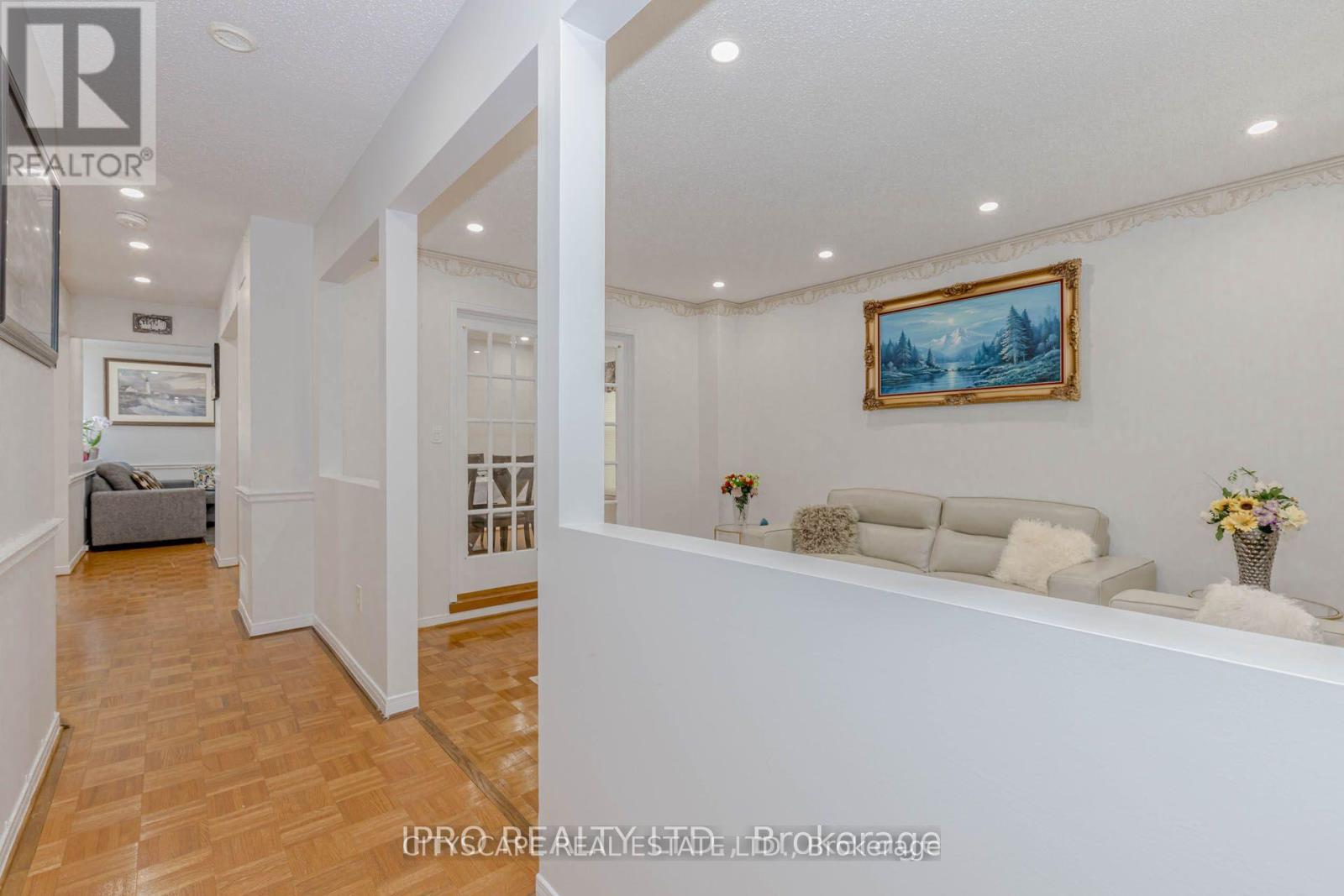 Photo 5 of 6906 Hickling Crescent N, Mississauga ON