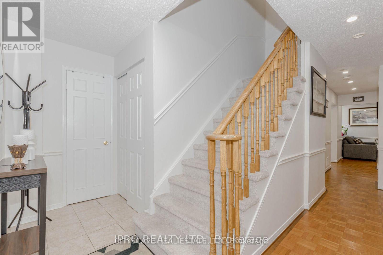 Photo 7 of 6906 Hickling Crescent N, Mississauga ON