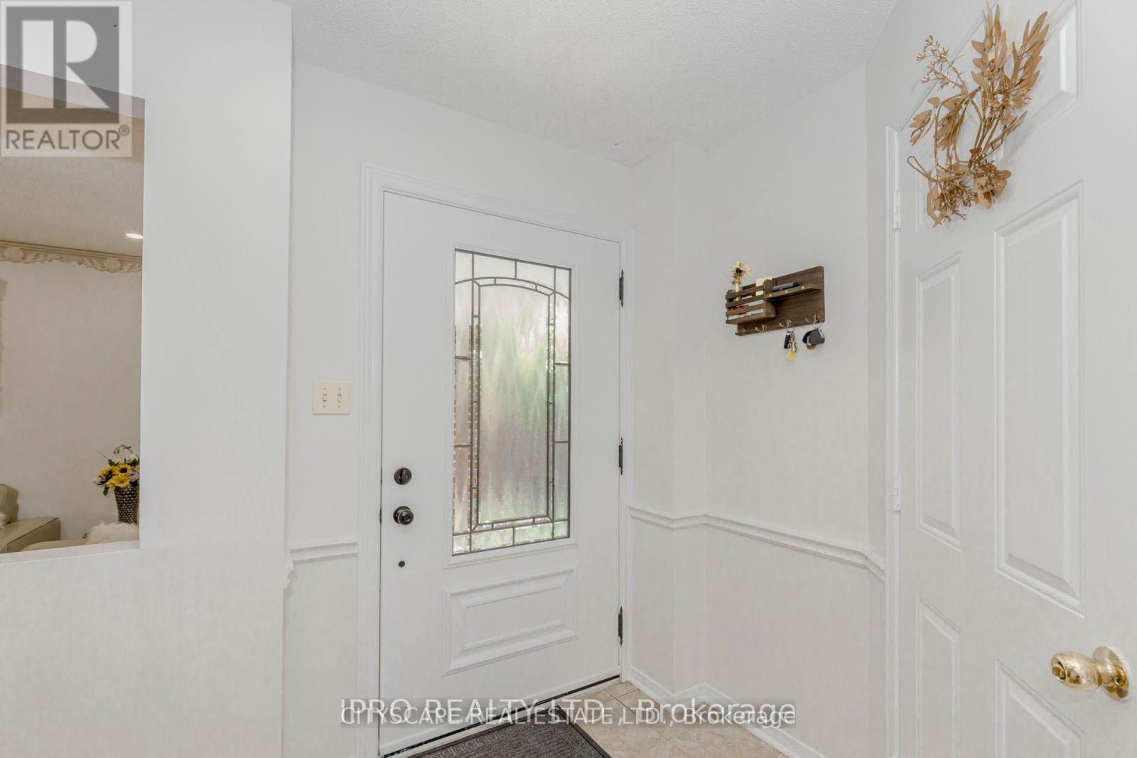 Photo 6 of 6906 Hickling Crescent N, Mississauga ON