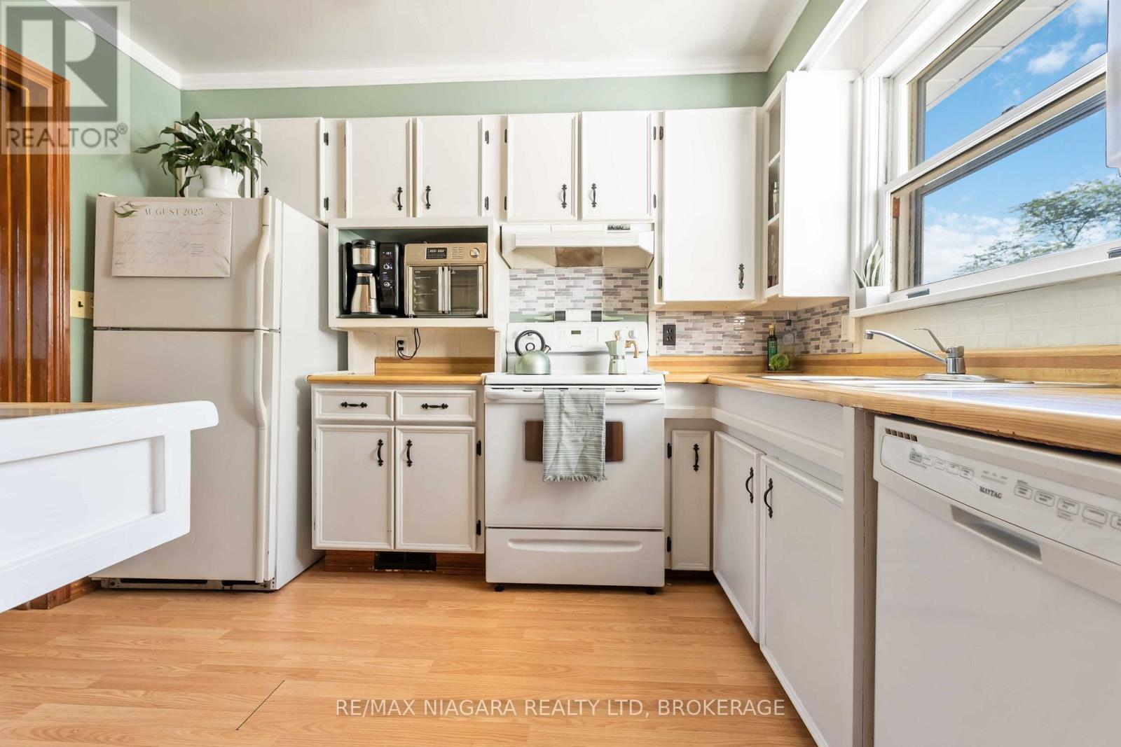 Photo 10 of 36 Admiral Road, St Catharines ON