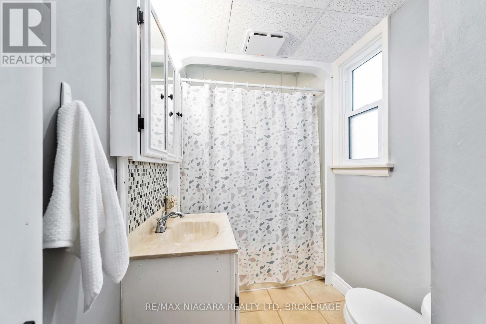 Photo 19 of 36 Admiral Road, St Catharines ON