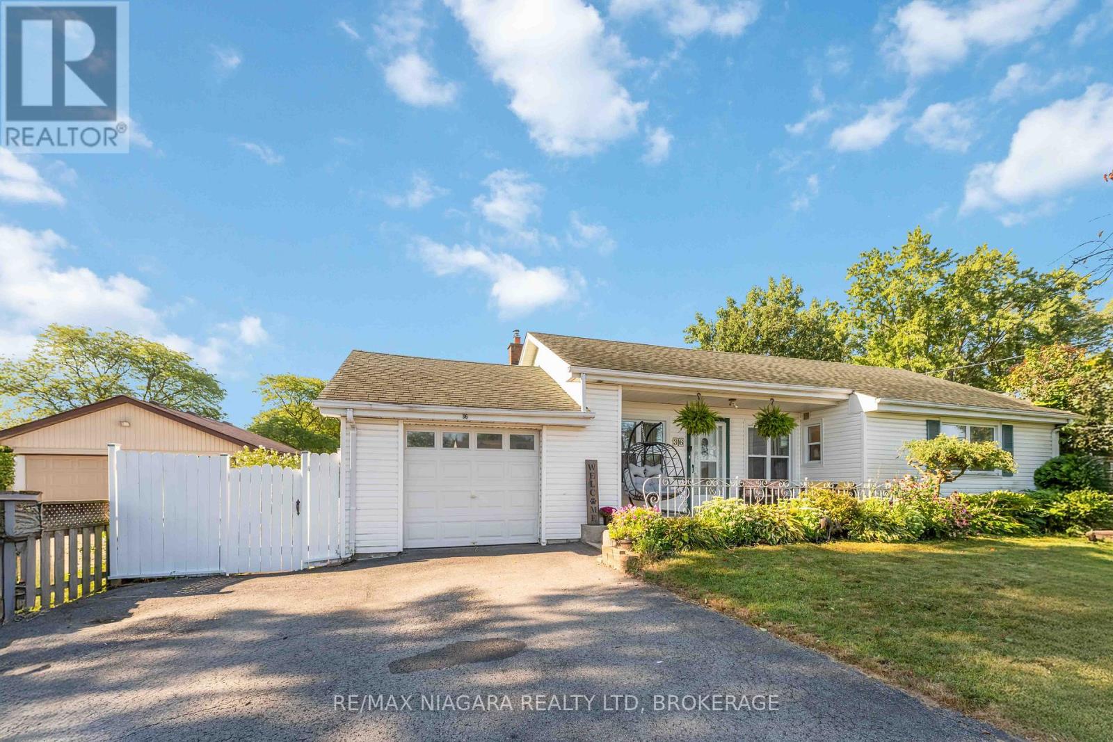 Photo 2 of 36 Admiral Road, St Catharines ON