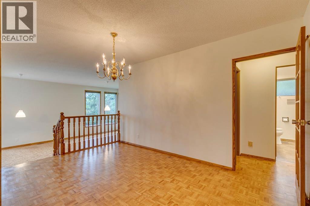 Photo 12 of 5624 Ladbrooke Drive Sw, Calgary AB