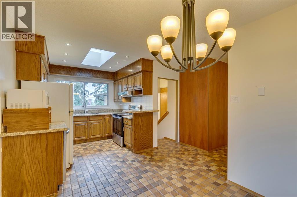 Photo 9 of 5624 Ladbrooke Drive Sw, Calgary AB