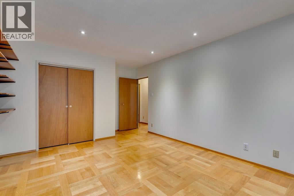 Photo 14 of 5624 Ladbrooke Drive Sw, Calgary AB