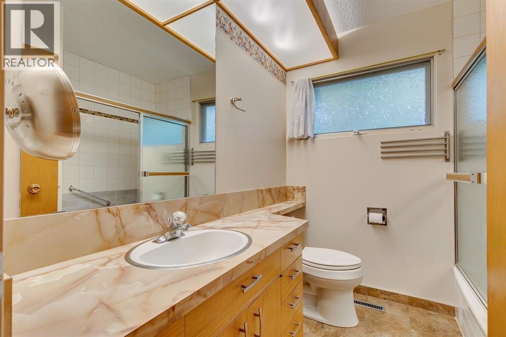 Photo 18 of 5624 Ladbrooke Drive Sw, Calgary AB