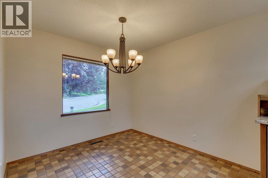 Photo 7 of 5624 Ladbrooke Drive Sw, Calgary AB