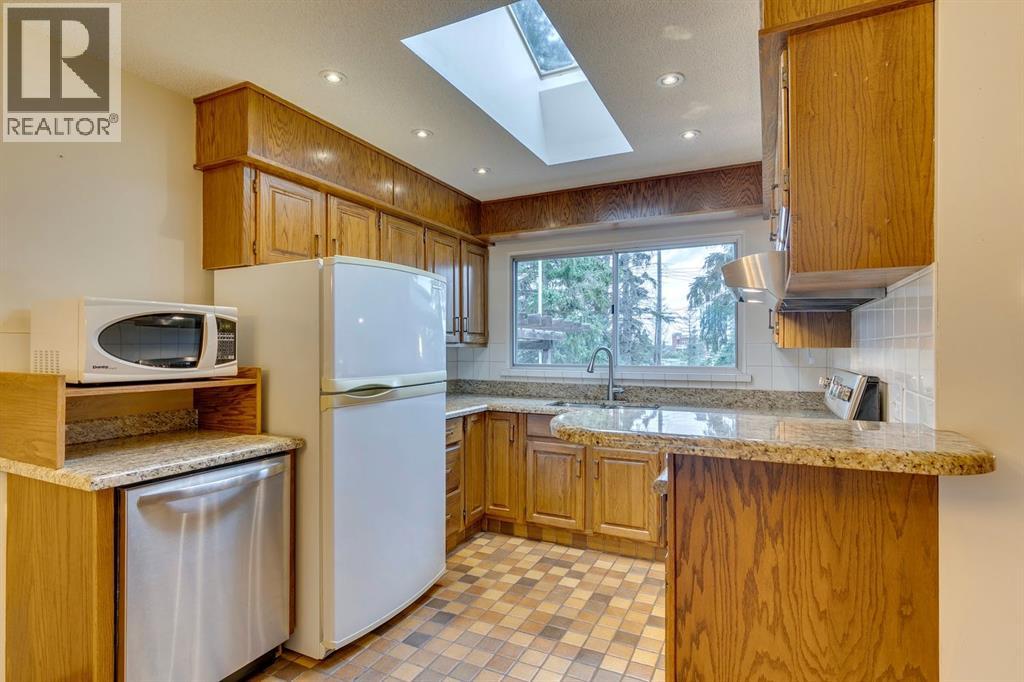 Photo 5 of 5624 Ladbrooke Drive Sw, Calgary AB