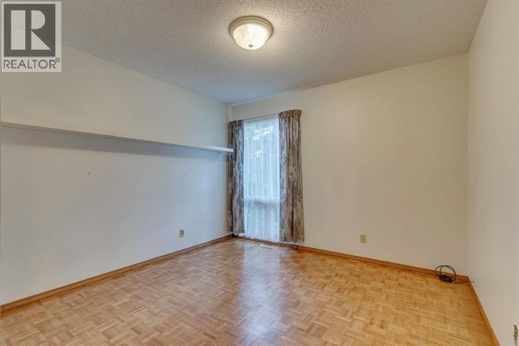 Photo 17 of 5624 Ladbrooke Drive Sw, Calgary AB