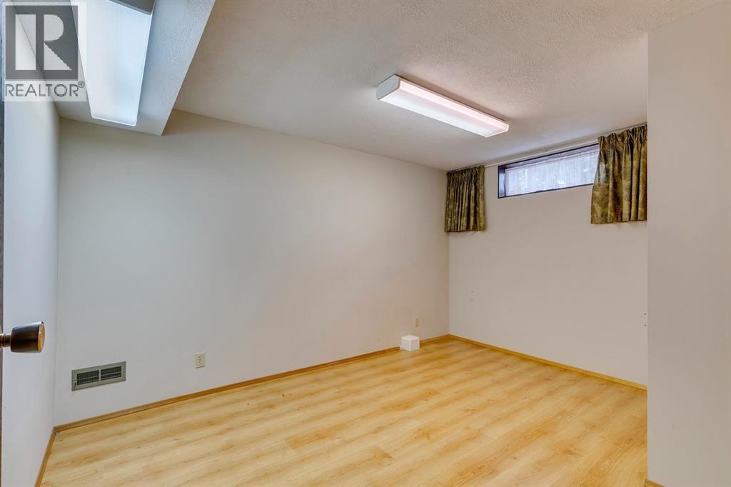 Photo 23 of 5624 Ladbrooke Drive Sw, Calgary AB