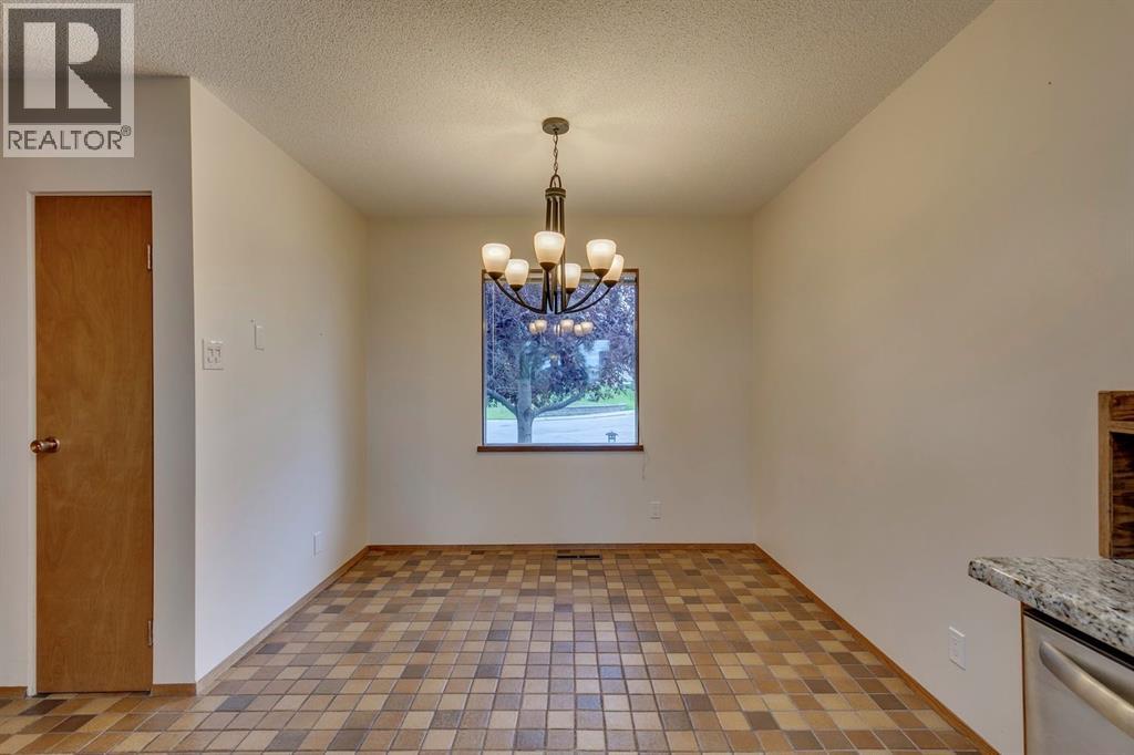 Photo 8 of 5624 Ladbrooke Drive Sw, Calgary AB