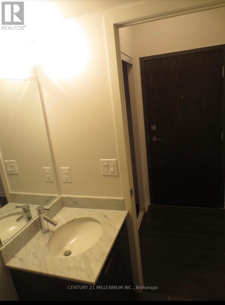 Photo 5 of 622 E 36 Lisgar Street, Toronto ON
