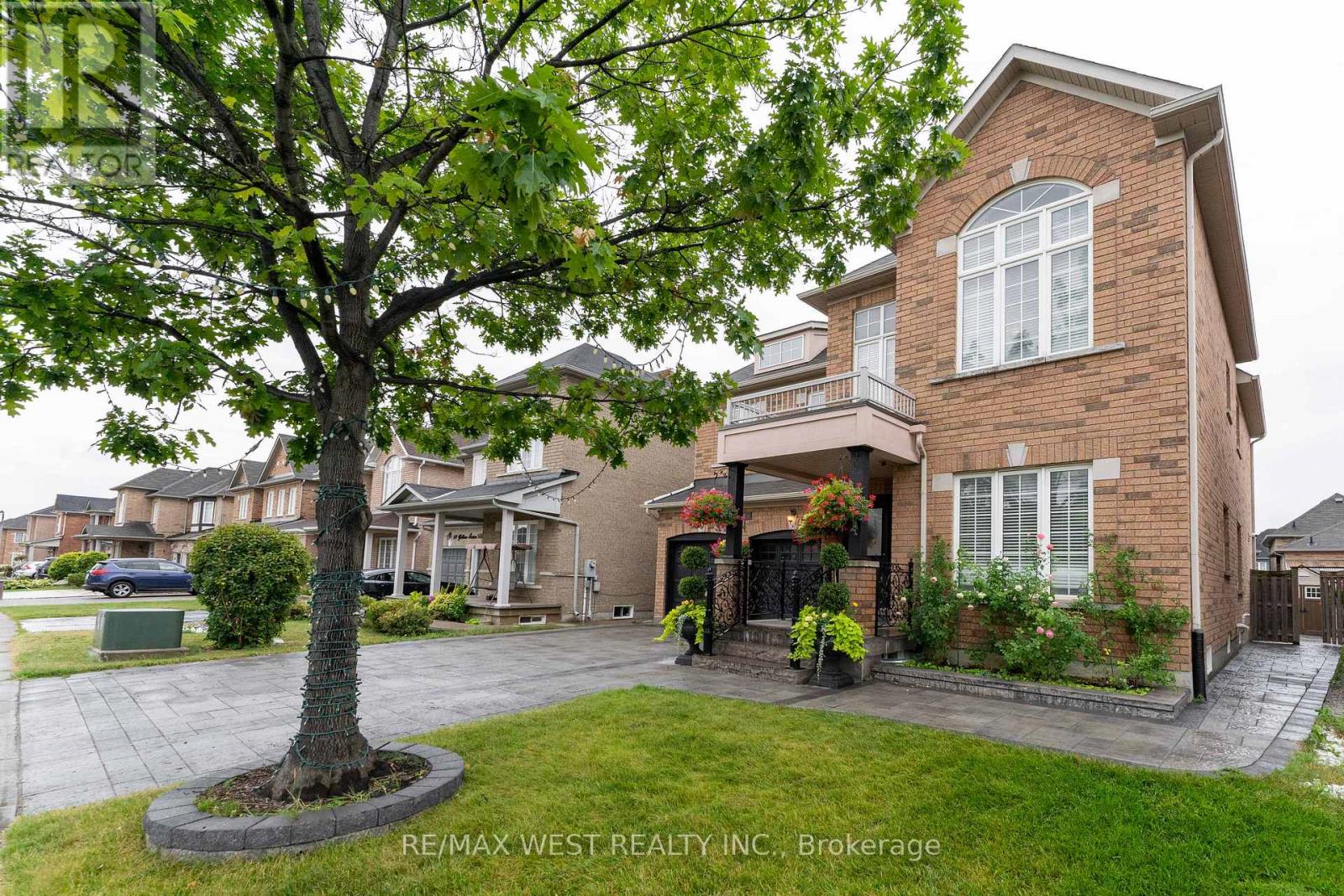 Photo 3 of 8 Yellow Avens Boulevard, Brampton ON