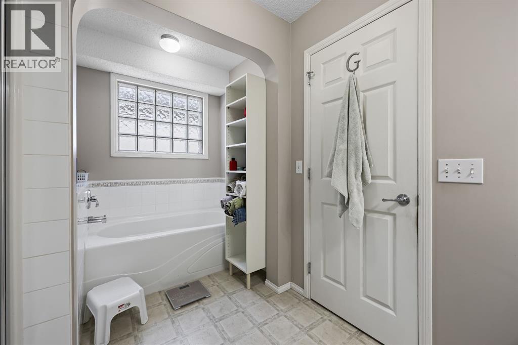 Single Family House for Sale in  Saddleridge Close NE Saddle Ridge Calgary 