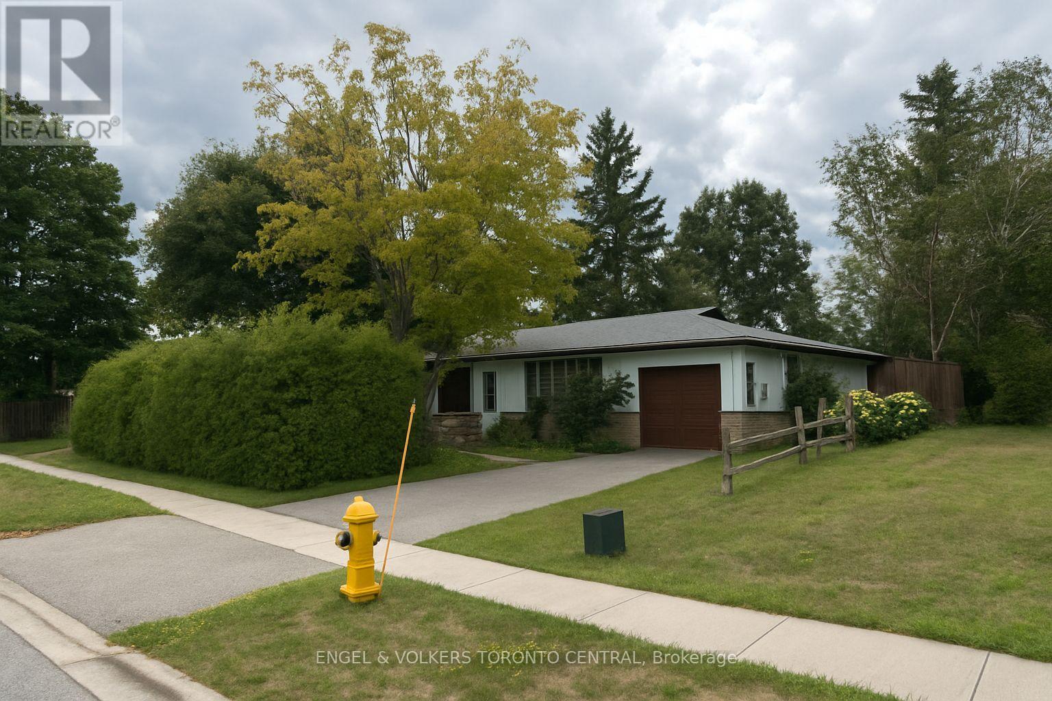 Photo 3 of 231 Pine Drive, Barrie ON