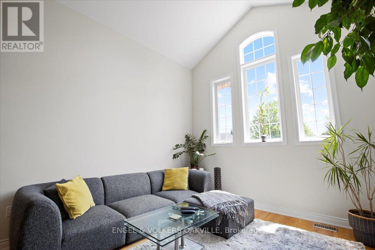 Photo 12 of 135 Tawny Crescent, Oakville ON