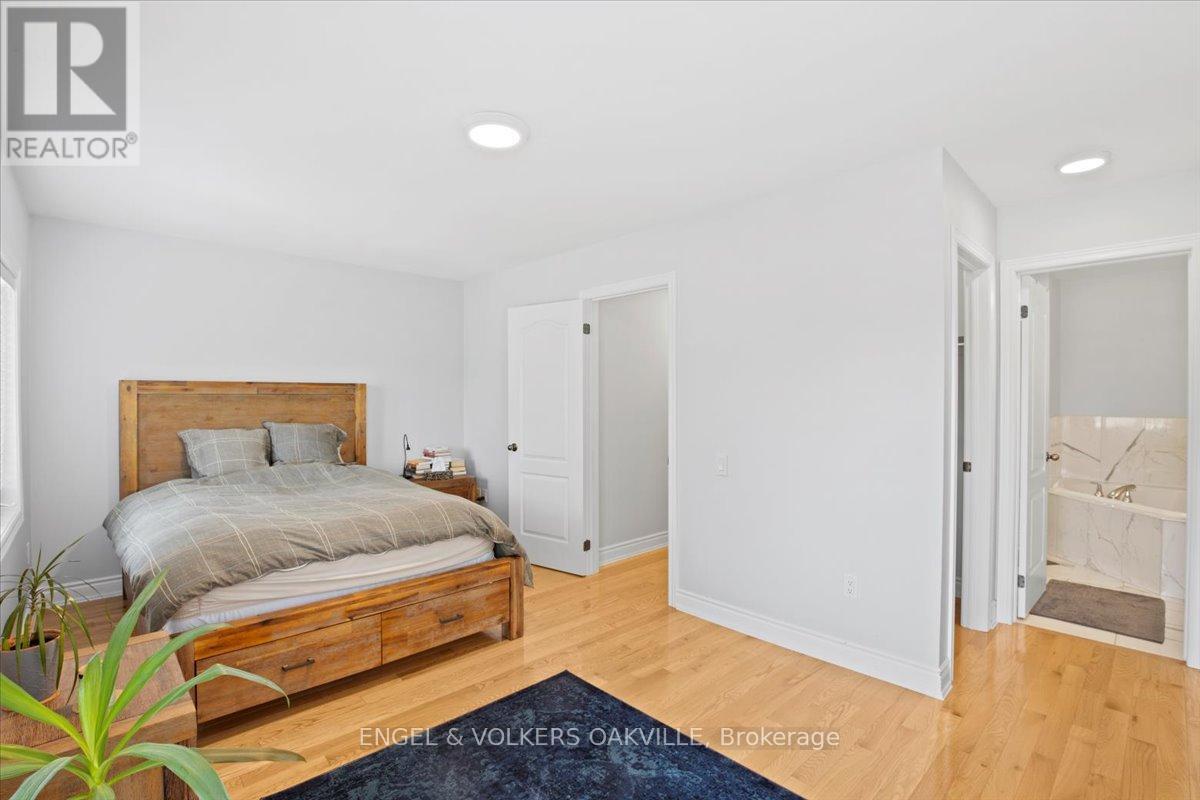 Photo 16 of 135 Tawny Crescent, Oakville ON