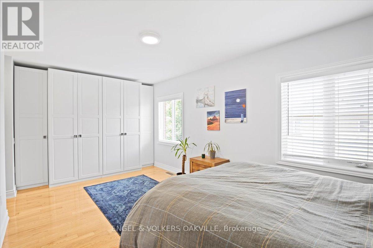 Photo 17 of 135 Tawny Crescent, Oakville ON