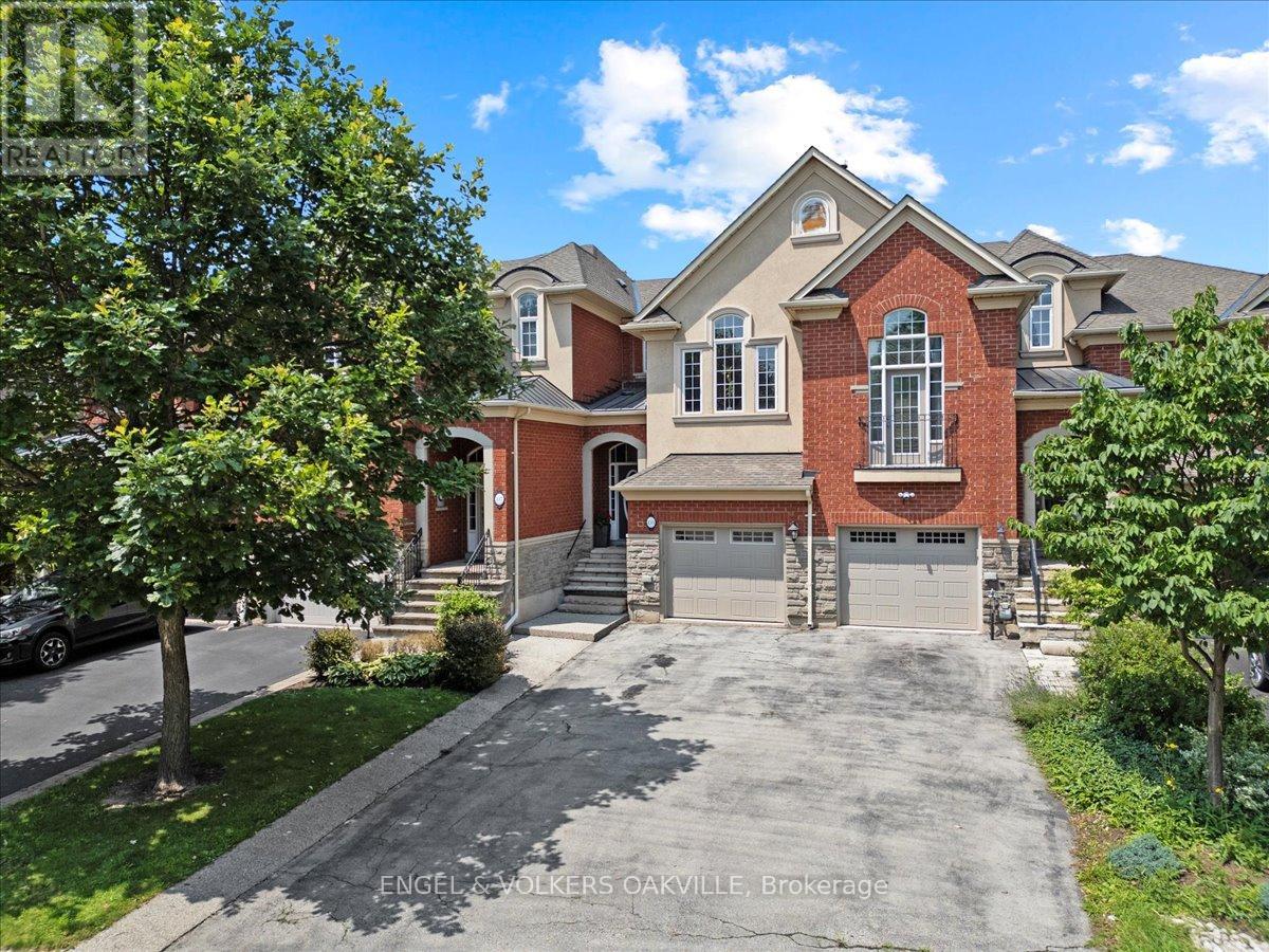 Photo 2 of 135 Tawny Crescent, Oakville ON