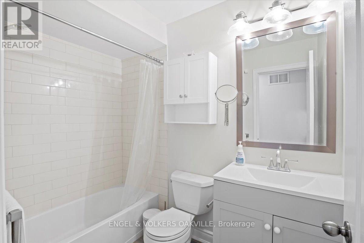 Photo 20 of 135 Tawny Crescent, Oakville ON