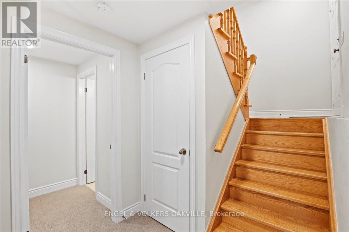 Photo 21 of 135 Tawny Crescent, Oakville ON