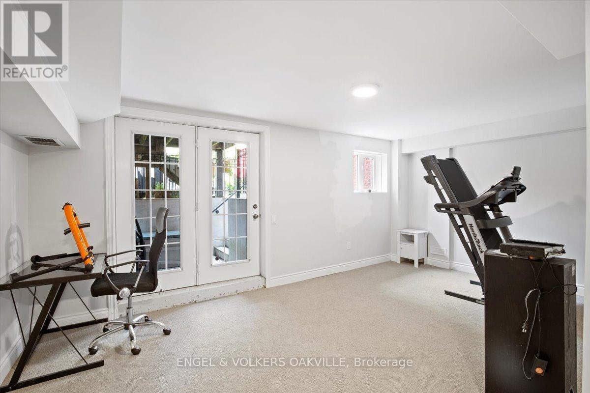 Photo 24 of 135 Tawny Crescent, Oakville ON