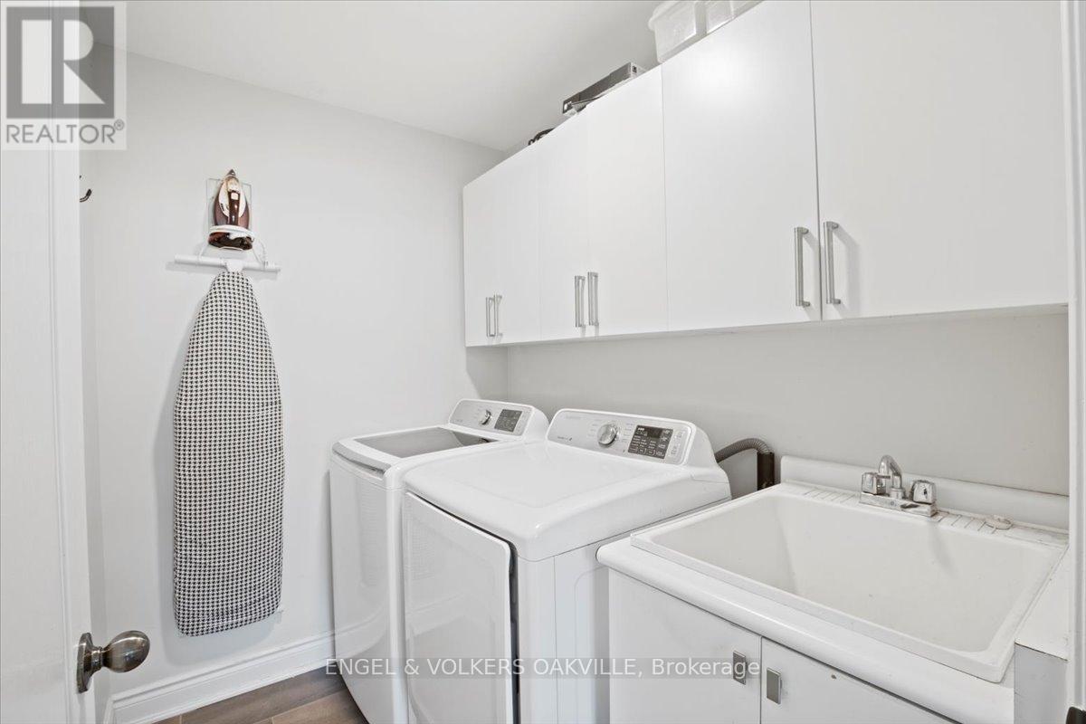 Photo 25 of 135 Tawny Crescent, Oakville ON
