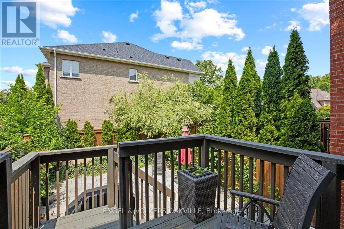 Photo 26 of 135 Tawny Crescent, Oakville ON