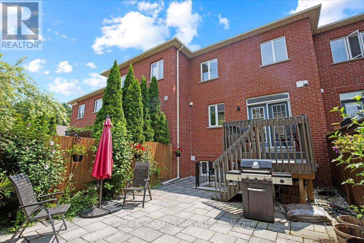 Photo 28 of 135 Tawny Crescent, Oakville ON