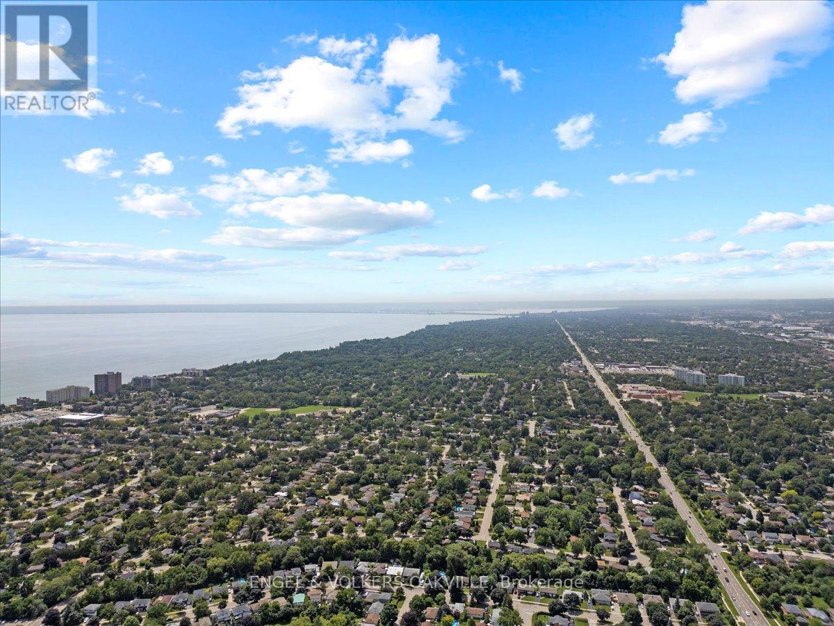 Photo 29 of 135 Tawny Crescent, Oakville ON