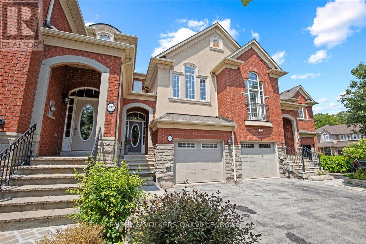 Photo 3 of 135 Tawny Crescent, Oakville ON