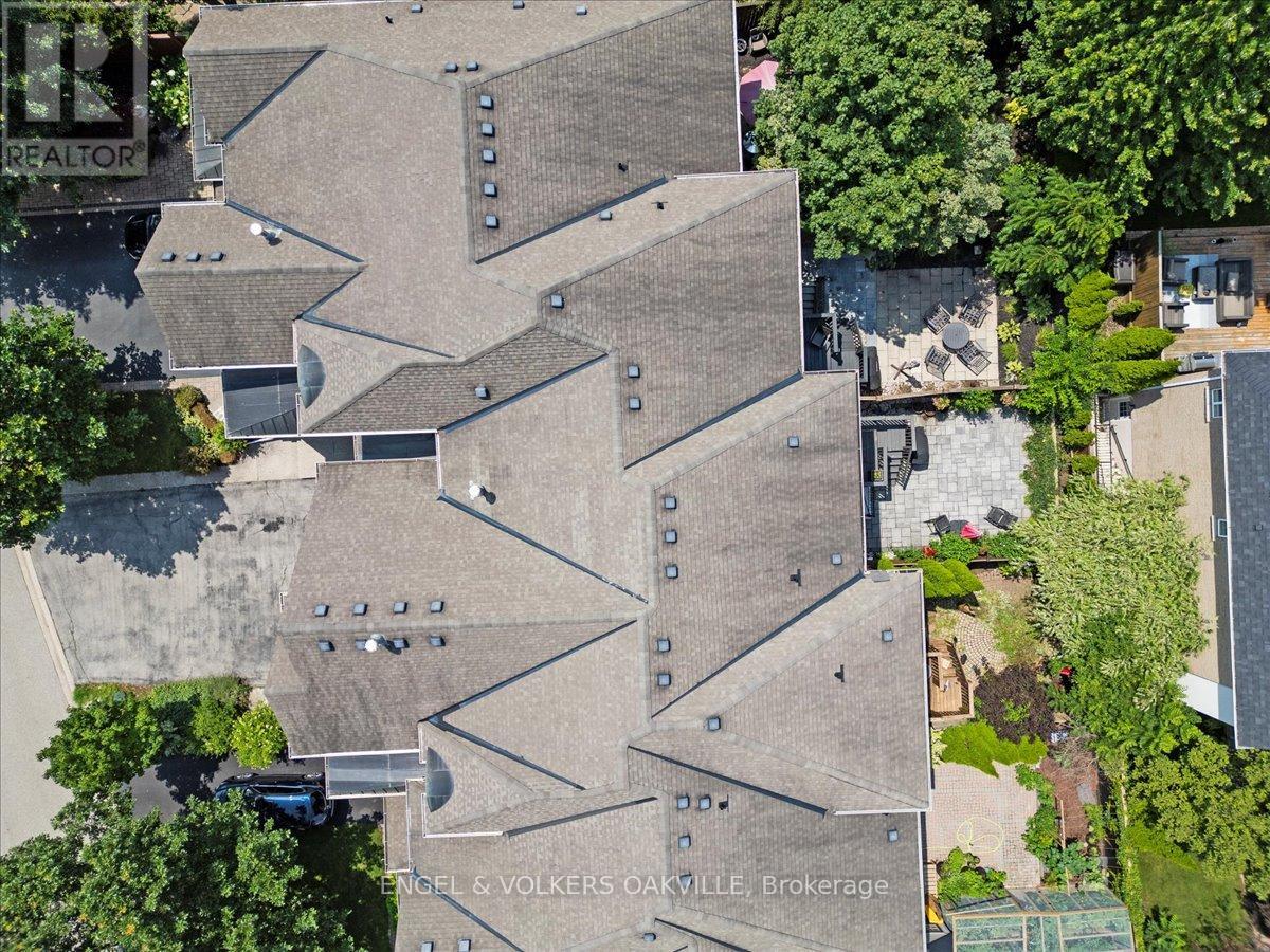 Photo 30 of 135 Tawny Crescent, Oakville ON