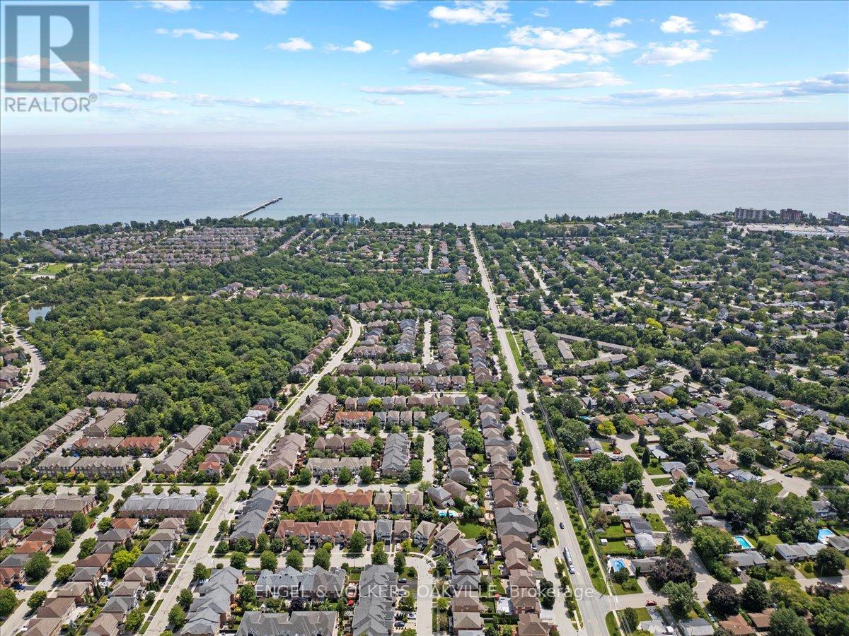 Photo 32 of 135 Tawny Crescent, Oakville ON