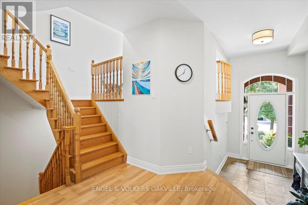 Photo 5 of 135 Tawny Crescent, Oakville ON