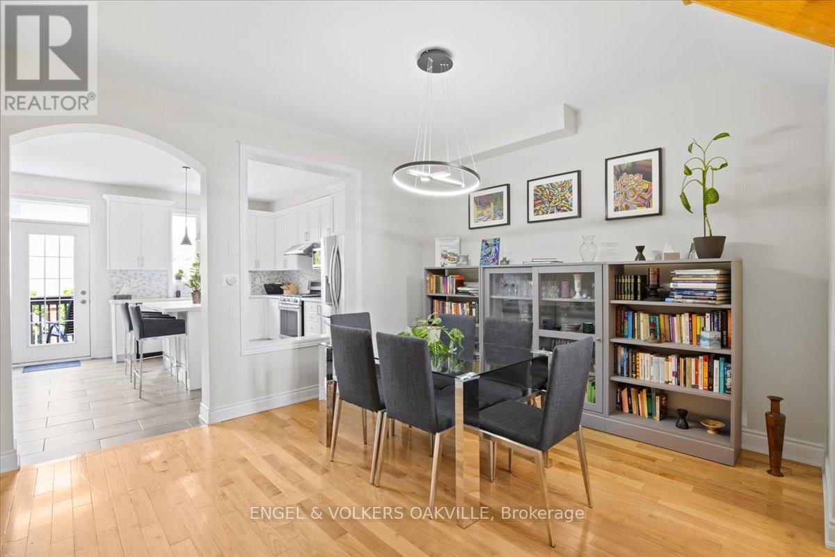 Photo 6 of 135 Tawny Crescent, Oakville ON