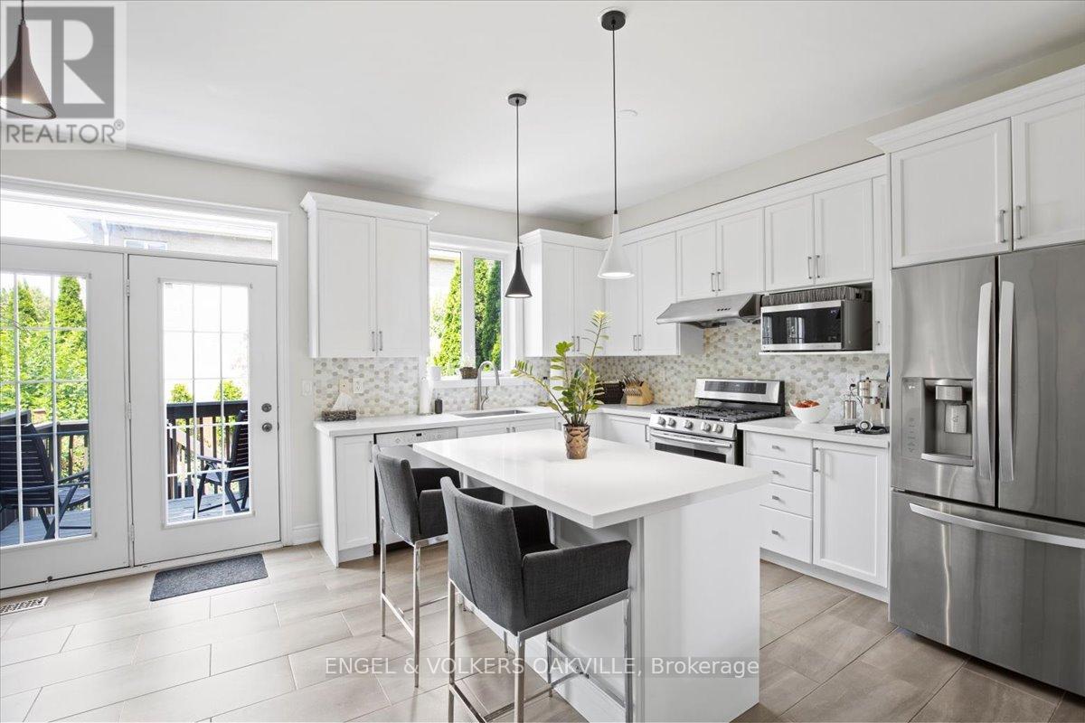 Photo 8 of 135 Tawny Crescent, Oakville ON