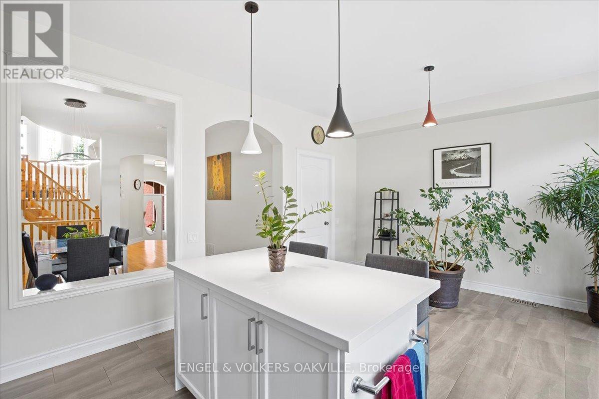 Photo 9 of 135 Tawny Crescent, Oakville ON