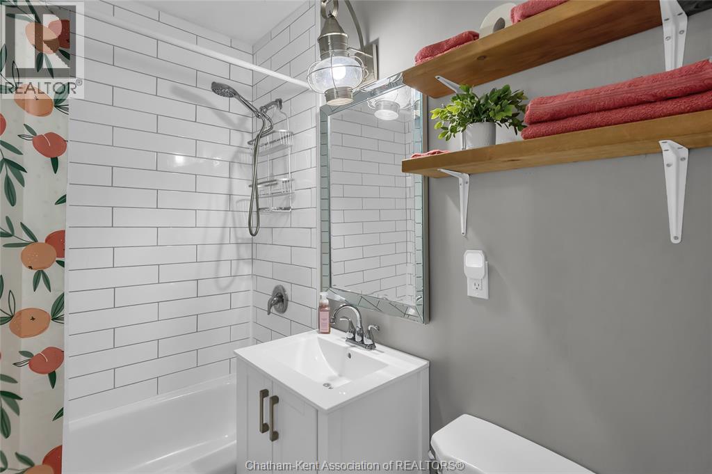 Photo 33 of 98 Mcguigan Avenue, Chatham ON