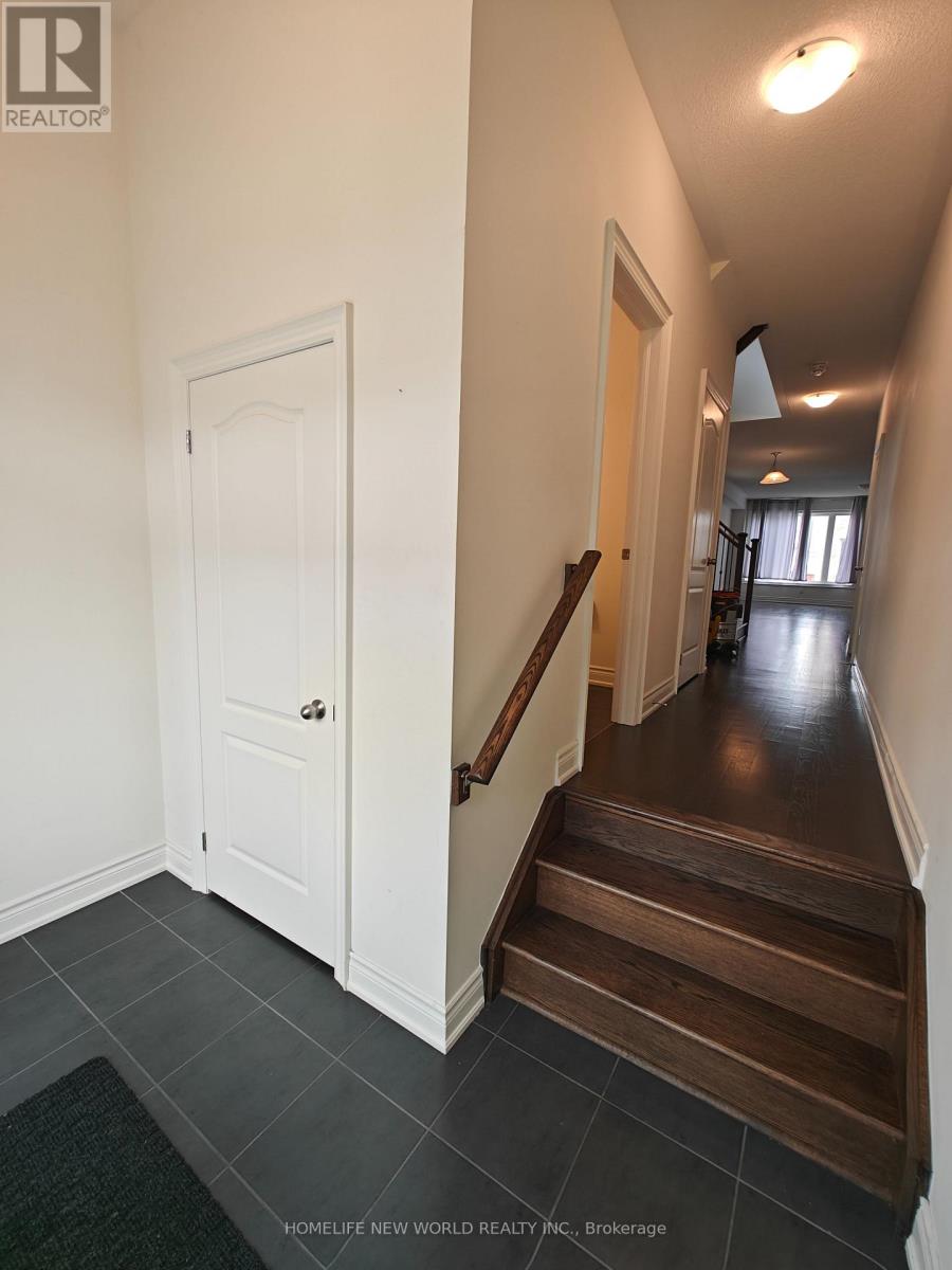 Photo 3 of 14 Temple Manor Road, Brampton ON