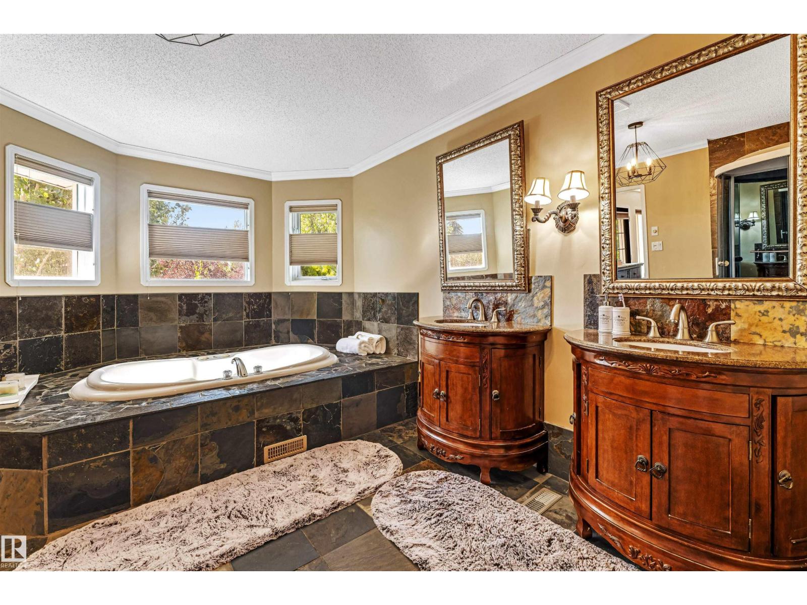 Photo 11 of 4318 46 St Nw, Edmonton AB