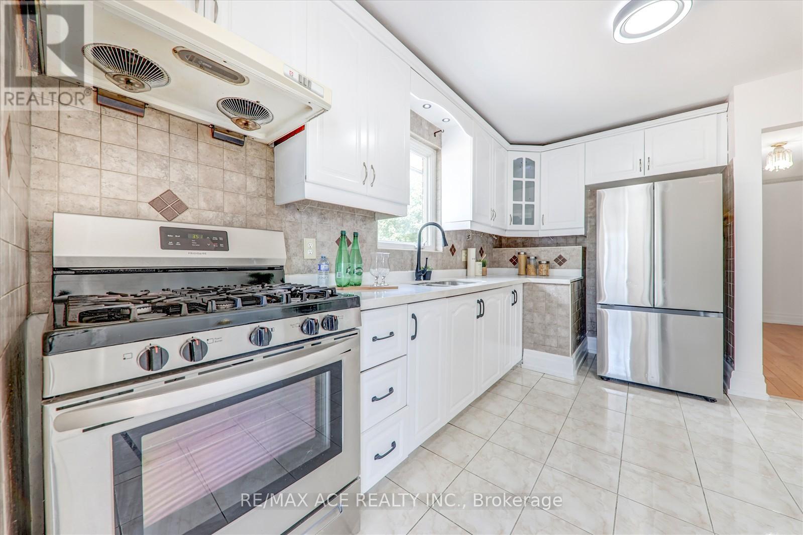 Photo 12 of 63 Lynvalley Crescent, Toronto ON