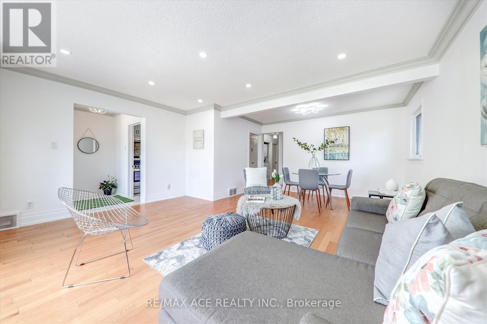Photo 10 of 63 Lynvalley Crescent, Toronto ON